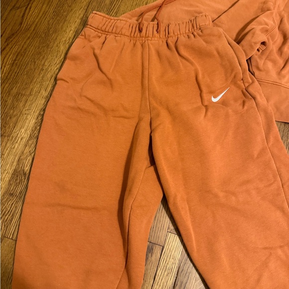 Matching Nike set - Picture 3 of 5